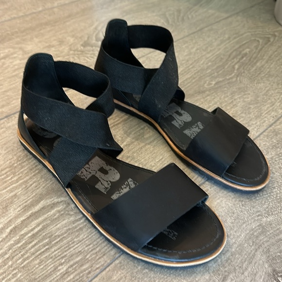 Sorel Black Sandals - Picture 2 of 5